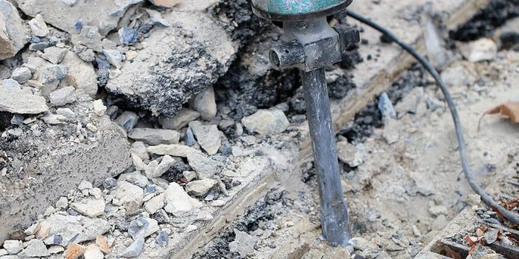 a couple kissing while walking out of a limousine while holding some drinks